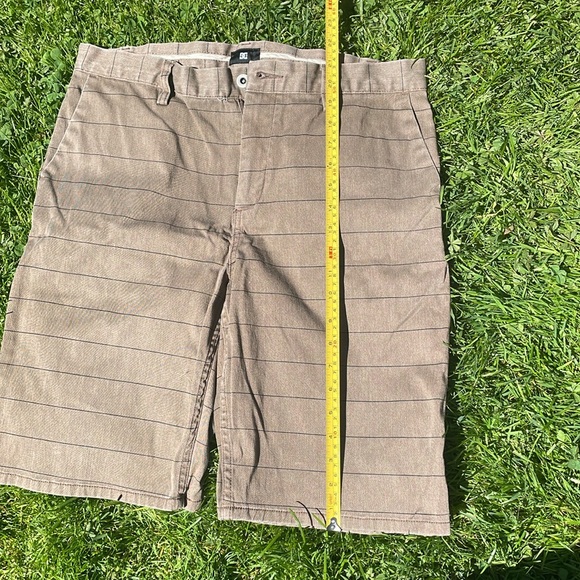 DC size 34 men’s brown and black striped shorts - Picture 8 of 11